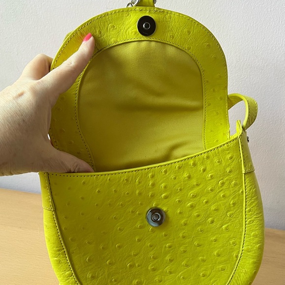 VINTAGE HENRI BENDEL LEMONY YELLOW OSTRICH LEATHER CROSSBODY TASSLE BAG RARE - Picture 15 of 16